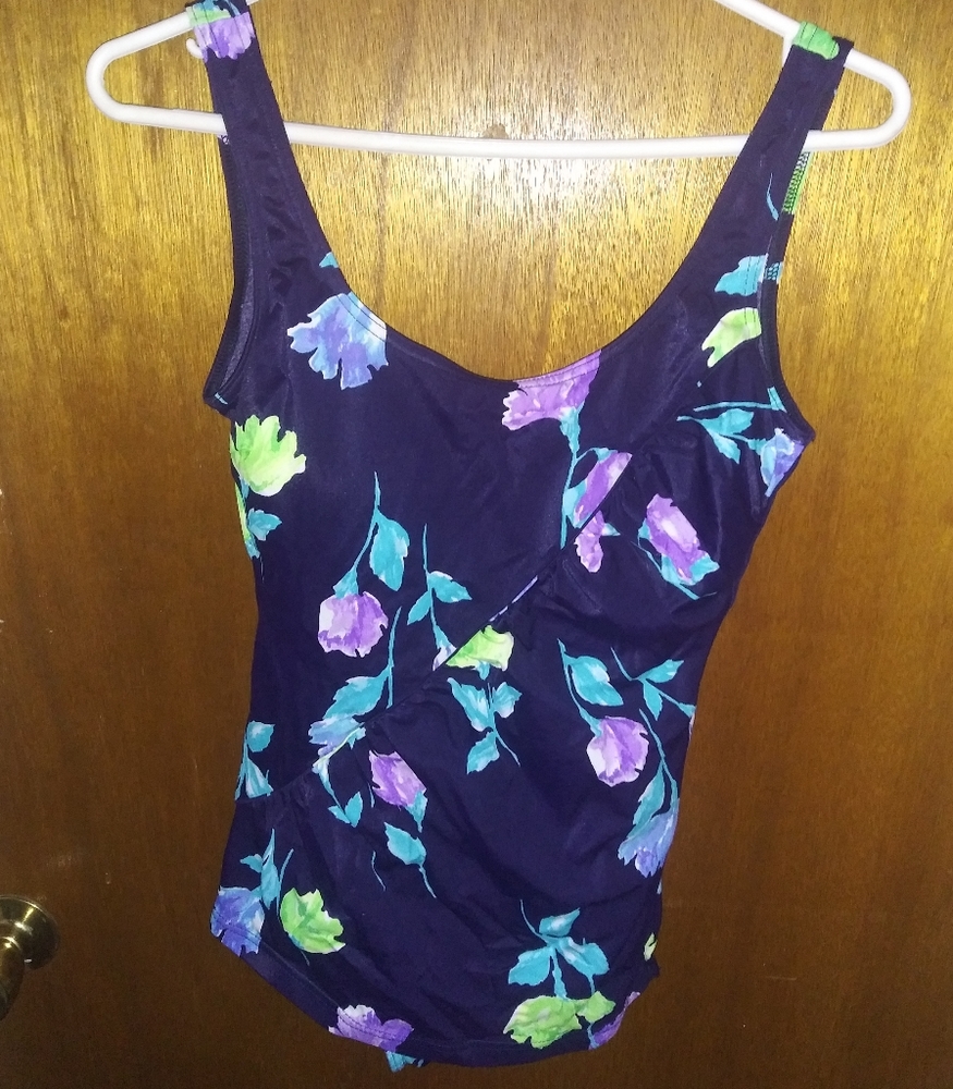 Navy floral skirted swimsuit It figures size large